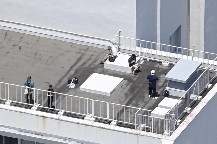 日本和歌山縣串本町出動直升機疏散低窪地區居民，民眾在屋頂天台等候救援。路透社/共同社