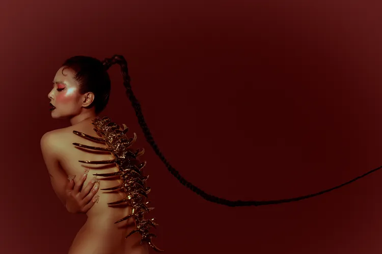 Jolin裸上身披上金屬脊椎。凌時差音樂提供