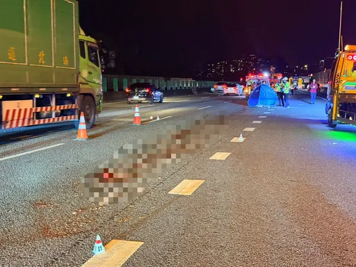 國道驚悚車禍 男疑自撞拋車外!慘遭7輛車輾斃