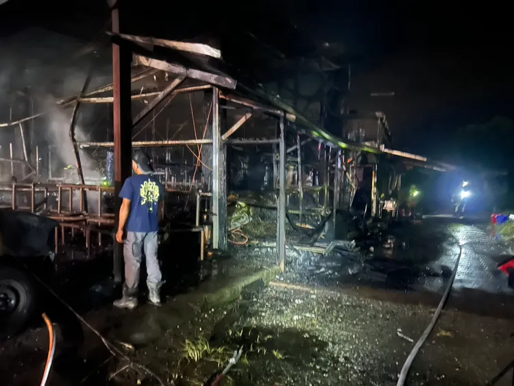 紅糯米生活館遭大火付之一炬。消防局提供