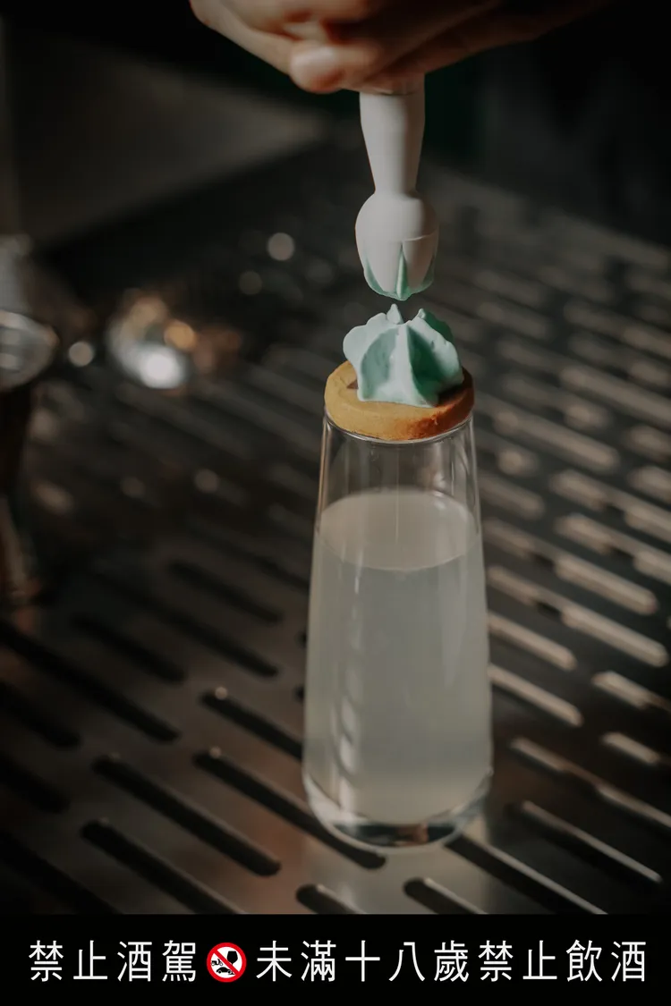 Kaya Toast：以新加坡傳統早餐「咖椰吐司」為發想，保留斑蘭和椰奶的濃郁奶香，並以香檳增添氣泡感，風味清爽而平衡。業者提供