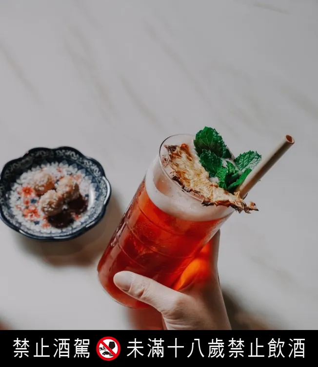1915 Sling:这杯「1915 Sling」是Vender致敬「新加坡司令」的代表作,以威士忌为基底,搭配樱桃、金桔与凤梨康普茶,忠于根源精神,同时又加入了品牌的活泼与优雅,经典风采与大胆创意兼具。业者提供