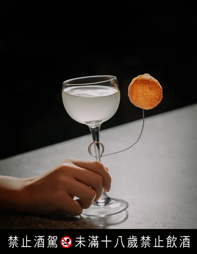 Curry：酒體融合了咖哩葉、佛手柑、泰國檸檬葉和墨西哥辣椒，佐搭撒有印度咖哩粉的脆球，品嚐時陣陣飄香，彷彿走入東南亞香料市場，充滿濃濃異國風情。業者提供