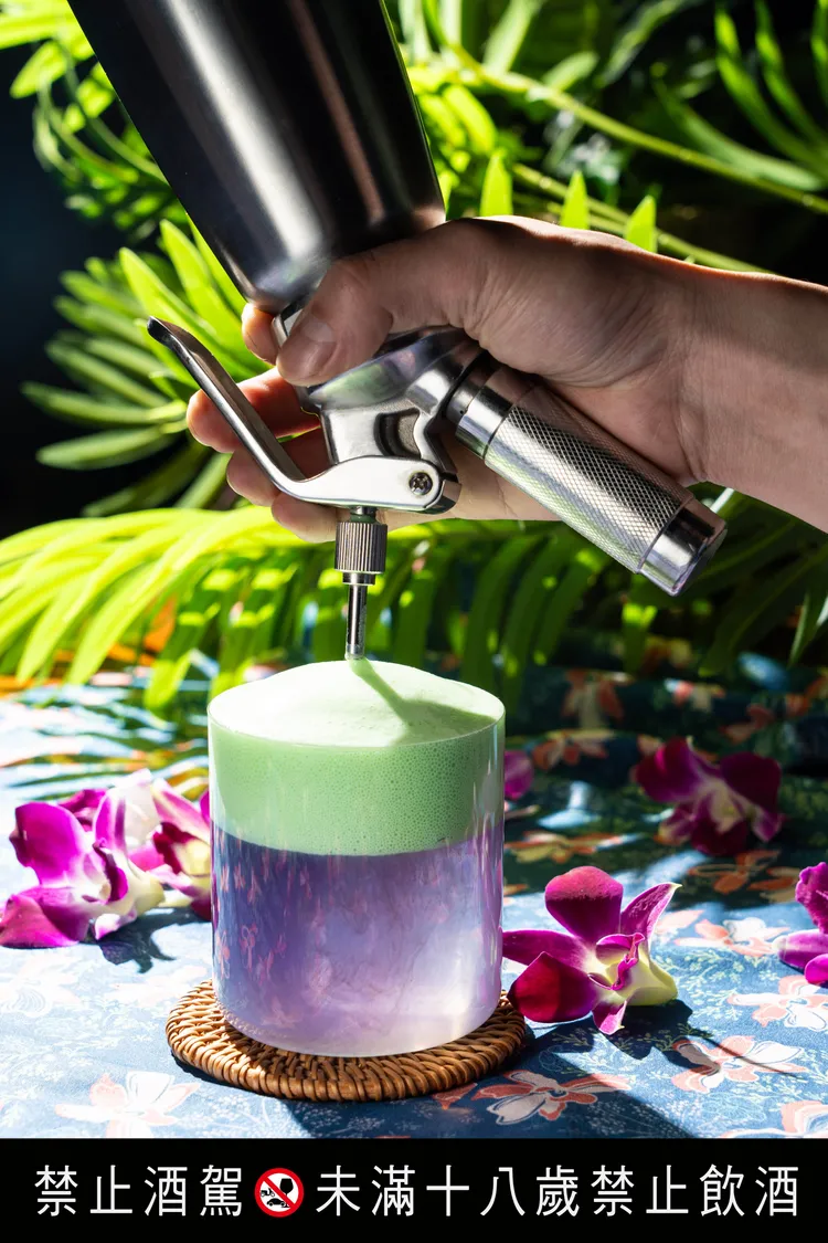 Kueh Salat：靈感來自南洋知名甜點「Kueh Salat娘惹糕」，以自帶甜感的深色蘭姆酒搭配甜米釀、椰奶、斑蘭豆漿泡沫，口感滑順，呈現既懷舊又精緻的味覺體驗。業者提供