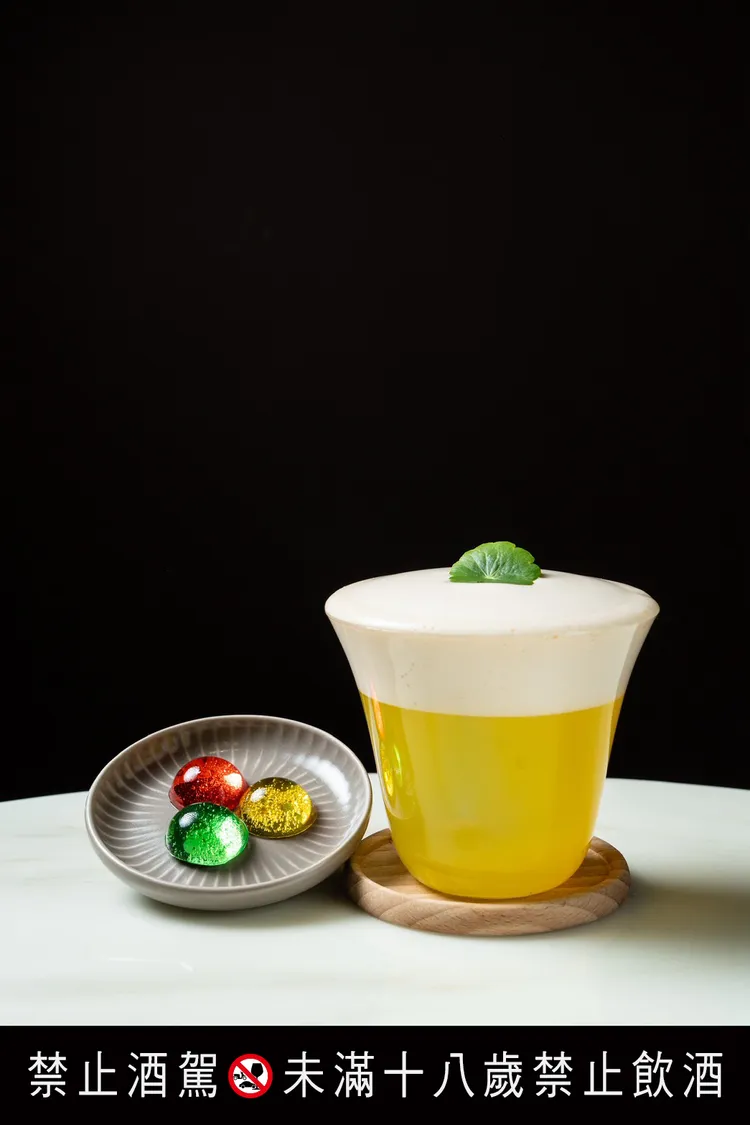 Longan Tofu：「龍眼杏仁豆腐」是新加坡常見甜點之一，Vender在酒體中加入龍眼及杏仁風味，上方點綴的菊花普洱茶泡沫則營造有如杏仁豆腐的綿密口感。業者提供