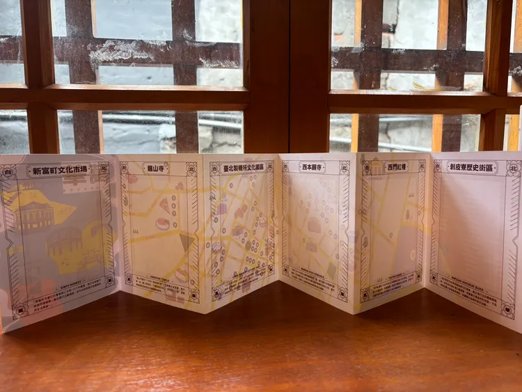 「漫步艋舺」集章摺頁。張綵茜攝