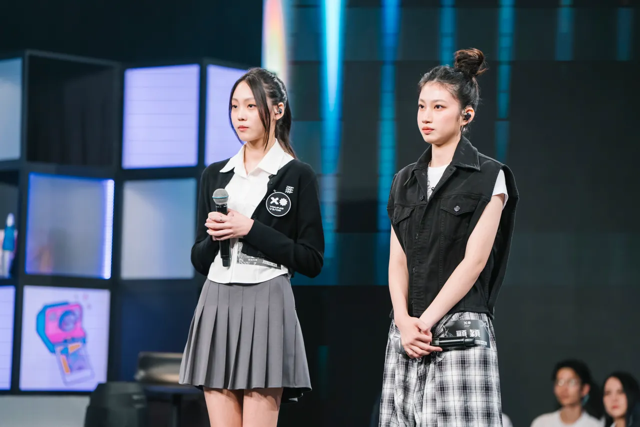 郑馥仪(左)和顾颖唱出不同版本的〈挚友〉,让导师难以抉择。踢帕娱乐提供