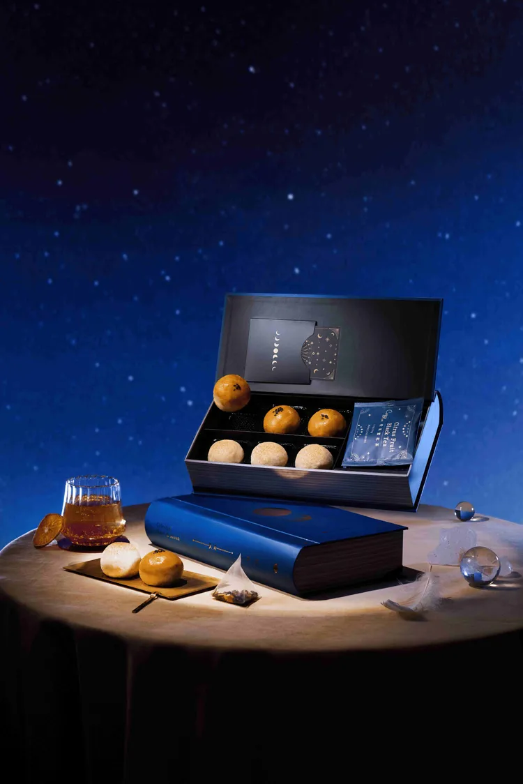 星辰禮盒外型為一本魔法書，靛藍色調搭配月亮圖騰，呈現靜謐浪漫氛圍。國泰飯店觀光事業提供