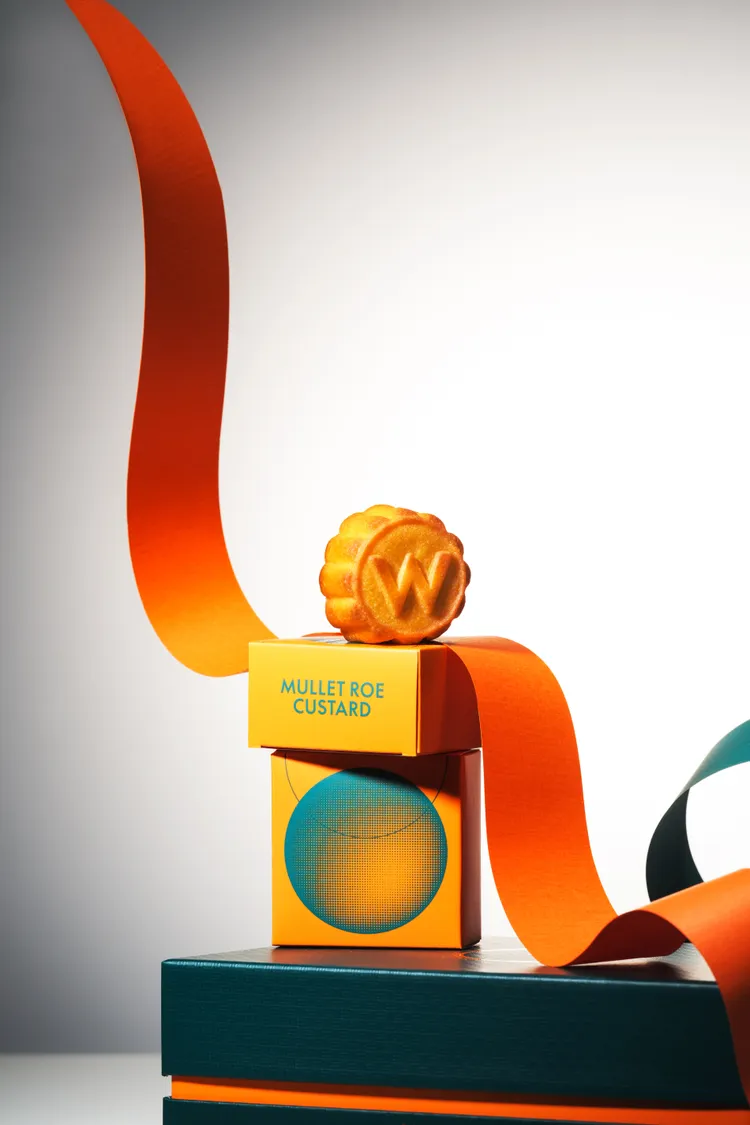 「烏魚子奶皇月餅」由紫艷中餐廳中式點心主廚張慶堂獨家研發，完美平衡鹹、甜、鮮，風味奢華細緻。W飯店提供