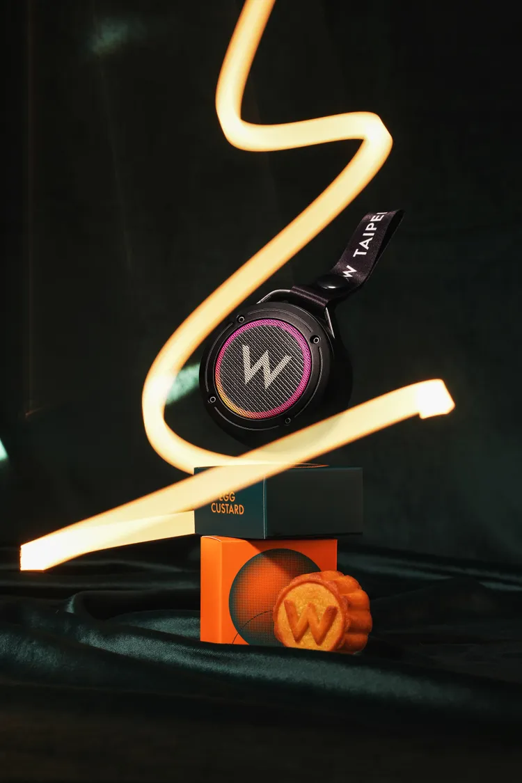 隨盒附贈「W無線藍牙喇叭」，於中秋佳節與親朋好友共同體驗音樂播放時的情感激盪。W飯店提供