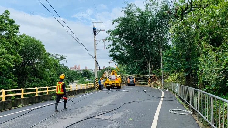 南投累計2.1萬戶停電，台電積極搶修中。台電南投區處提供