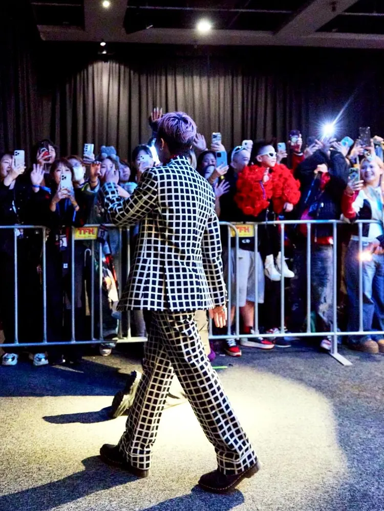 GD走下舞台與觀眾互動時，換上棋盤格設計的套裝。翻攝GD IG