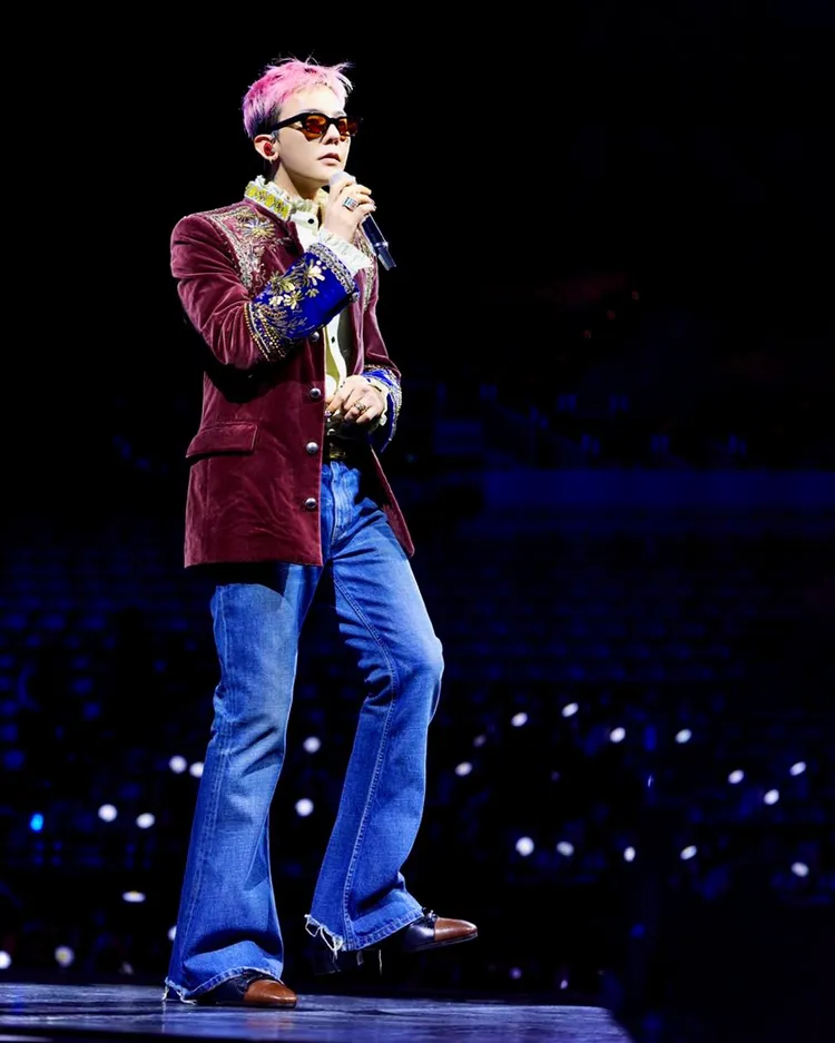 GD以酒紅色天鵝絨西裝外套搭配牛仔喇叭褲。翻攝GD IG