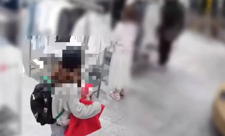 陳女在商場內閒晃。警方提供