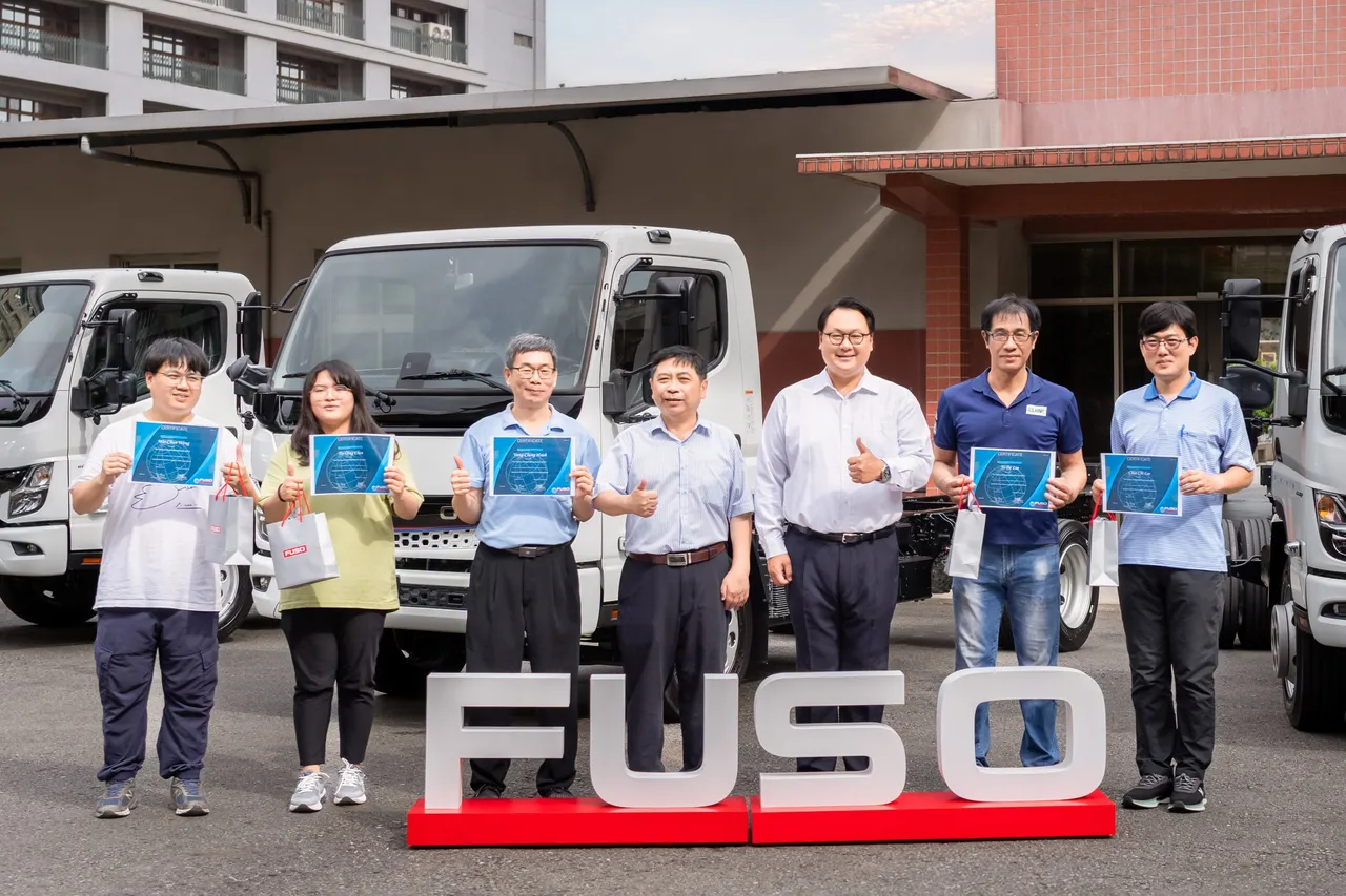公训所共有12位伙伴完成FUSO eCanter维修培训课程,交车仪式当日由5位代表出席并获颁证书。业者提供