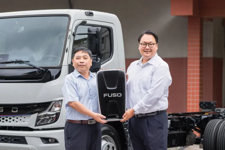 公訓所所長孫榮德(左) 與DTAT執行長朴正祐(右) 隆重出席交車儀式，共同紀念獨具意義的時刻。業者提供