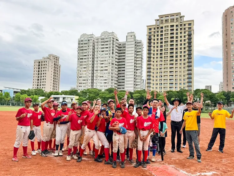 永慶不動產、永義房屋高雄經管會以實際行動支持高雄七賢國中棒球隊，希望號召更多人一同為孩子們的夢想加油。永慶房產集團提供