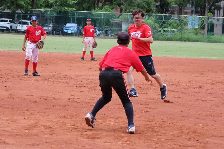 捐贈儀式後，永慶不動產、永義房屋高雄經管會幹部與七賢國中棒球隊進行友誼賽。永慶房產集團提供