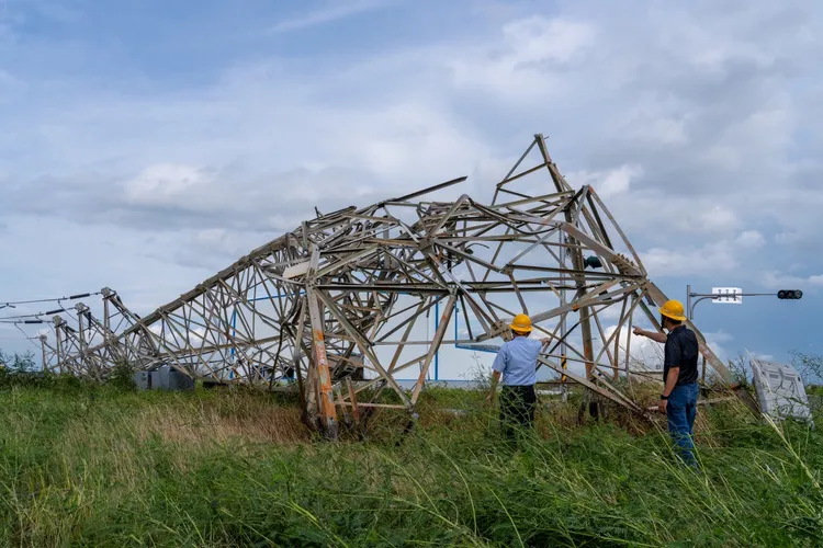 丹娜絲颱風造成全台超過650支電桿、共3座電塔倒塌，創歷史紀錄，台電正全力搶修中。台電提供