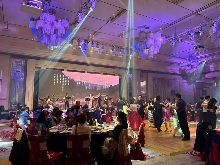 台北美福大飯店宴會廳自開幕以來，承接國內外大小盛宴不勝枚舉，近年更舉辦多場主題餐宴，圖為「夜上海 繁花宴」的晚宴盛況。台北美福大飯店提供