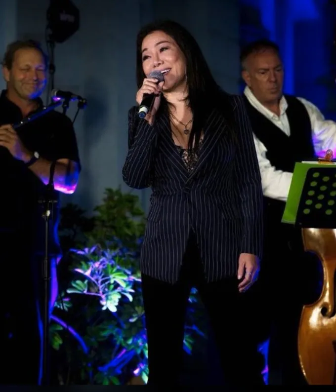 台北美福「琴聲共鳴 黃金歲月」晚宴邀請到Pub 女王 Natasha Yeh獻唱1980-1990年代流行的中英文金曲。台北美福大飯店提供 