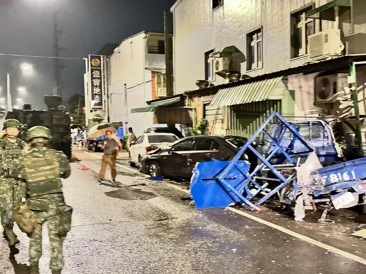 漢光演習一輛M109A5自走砲車行經桃園，疑因不熟路況，不慎撞到民宅及停放路旁的車輛。DJ小麥（麥建凱）授權提供