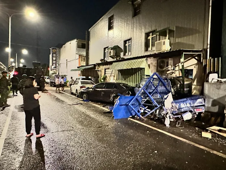 漢光演習一輛M109A5自走砲車行經桃園，疑因不熟路況，不慎撞到民宅及停放路旁的車輛。DJ小麥（麥建凱）授權提供