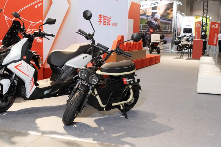 宏佳騰全新微電車「城市玩家Coopop 01」專為都會短程通勤設計，採用高效能省電型無刷輪轂馬達和38.5kg的輕量化鋁合金車架。林浩昇攝