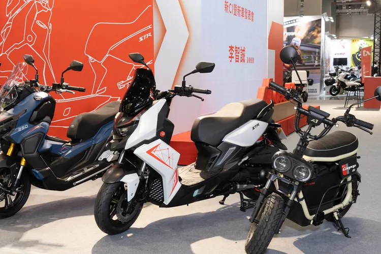 宏佳騰全新形象車款 「橘對力量STR 250」，以嶄新風貌與配備，強勢刷新對白牌街跑的期待。林浩昇攝