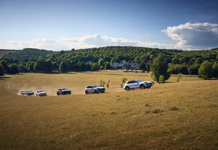 在Goodwood鄉村周邊的導覽式越野行程中，賓客也有機會親身體驗Cayenne在崎嶇路面上展現的自信駕馭能力。原廠照片