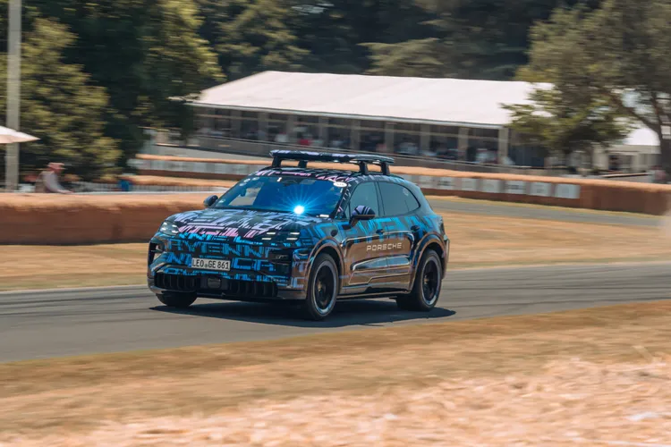 純電動Cayenne之所以能展現如此傑出的駕馭性能，關鍵在於其配備的保時捷主動車高控制系統。原廠照片