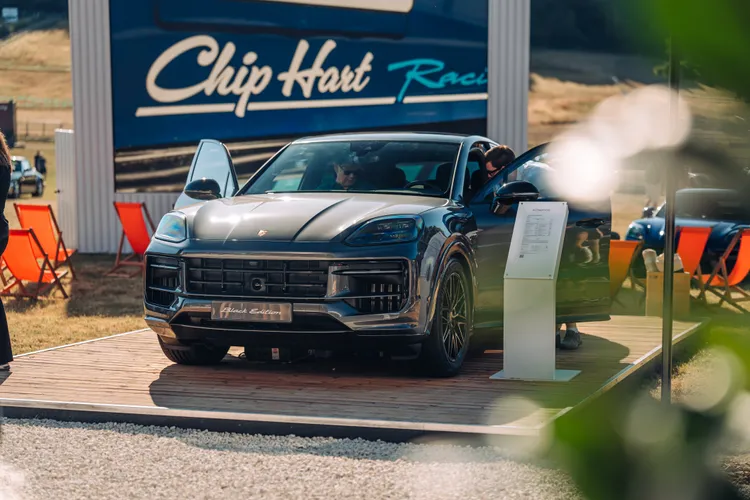 保時捷推出了全新特殊版車型Cayenne Black Edition，完美結合了性能與優雅，並提升了舒適性。原廠照片