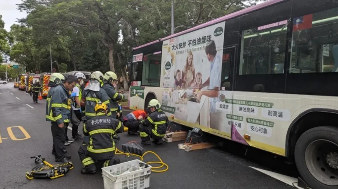 台北市中正区19日发生死亡车祸,欣欣客运撞死走在斑马线的乳癌权威名医周佳正。翻摄画面