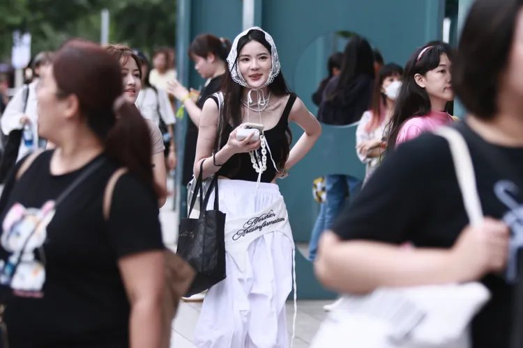 GD帶起戴頭巾的熱潮。彭欣偉攝