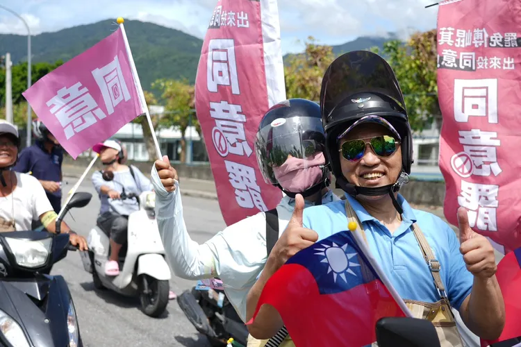 罷團車隊掃街高喊「心中有國旗、罷免傅崐萁」。微光花蓮提供