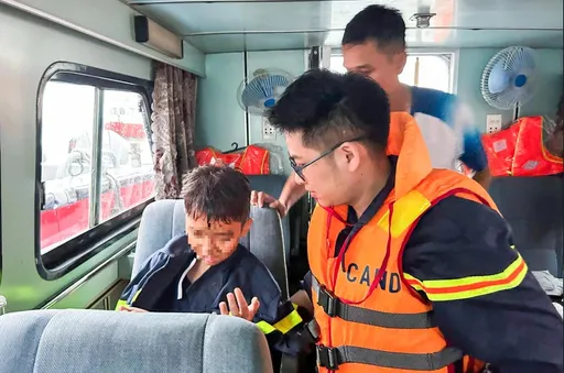越南下龍灣翻船增至38死!10歲男童困船艙4小時奇蹟生還
