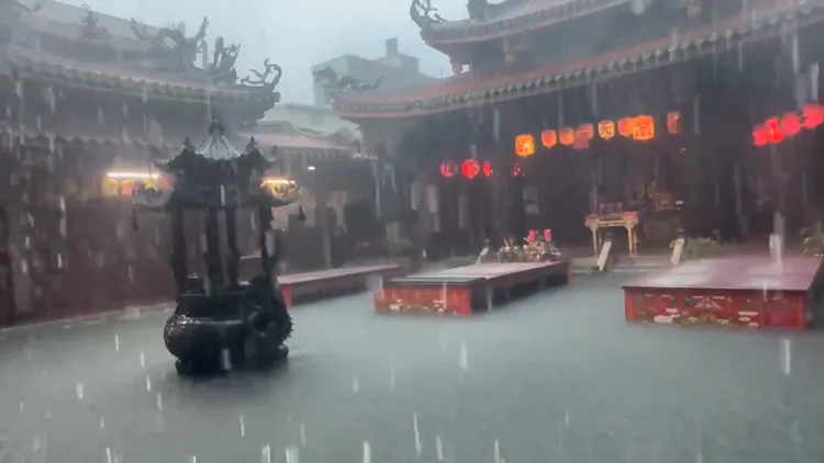 彰化鹿港天后宮淹出一片池塘。翻攝《彰化縣媒體記者協會》臉書