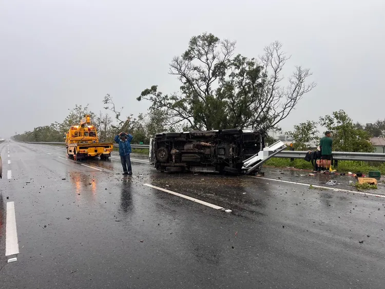 車輛疑似撞到掉落樹枝失控翻覆，造成8人送醫，4人傷勢較重仍在柳營奇美救治。民眾提供