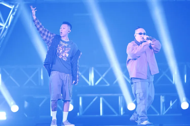 頑童一開場經典組曲嗨翻全場。彭欣偉攝