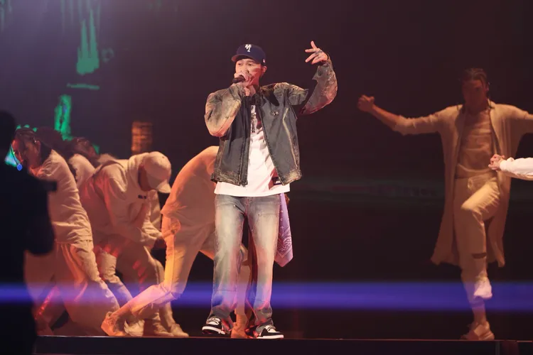 小春個人舞台演唱《大丈夫》。彭欣偉攝