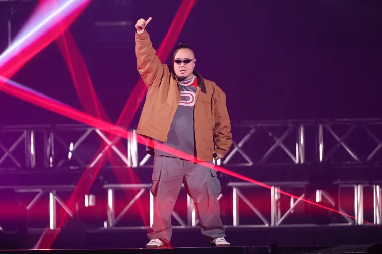 大淵個人舞台演唱《肥男幫》。彭欣偉攝