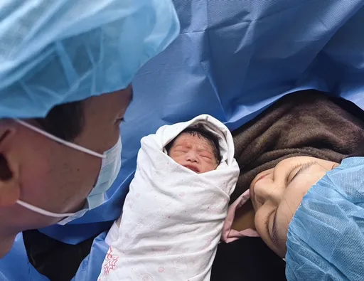恭喜!劉雨柔順利誕下女兒「小花生」 放閃胡凱翔:緊牽著我的手