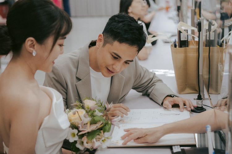曾子余結婚了！與「交往2年圈外女友」登記　黃鐙輝、納豆證婚