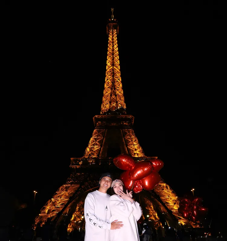 曾子余（左）在巴黎鐵塔前浪漫向Grace求婚。TVBS提供