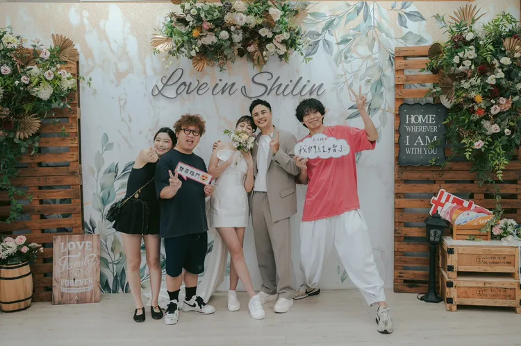 黃鐙輝（右起）和納豆、依依見證曾子余（右二）和Grace的終身大事。TVBS提供