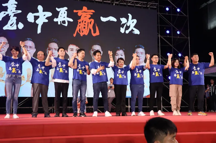 「台中再贏一次」反罷造勢晚會，台中市長盧秀燕率台中藍委登台，立法院長韓國瑜、台北市長蔣萬安、民眾黨主席黃國昌、前台中市長胡志強等大咖都到場。李俊毅攝