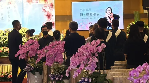 彭振聲永別愛妻!妻墜樓亡今在高雄辦告別式