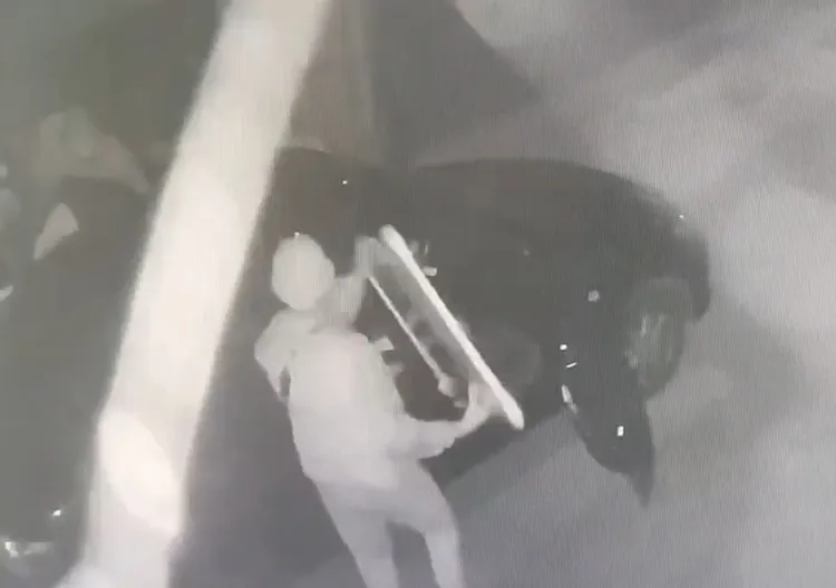 竊嫌搬運物品上車。翻攝畫面