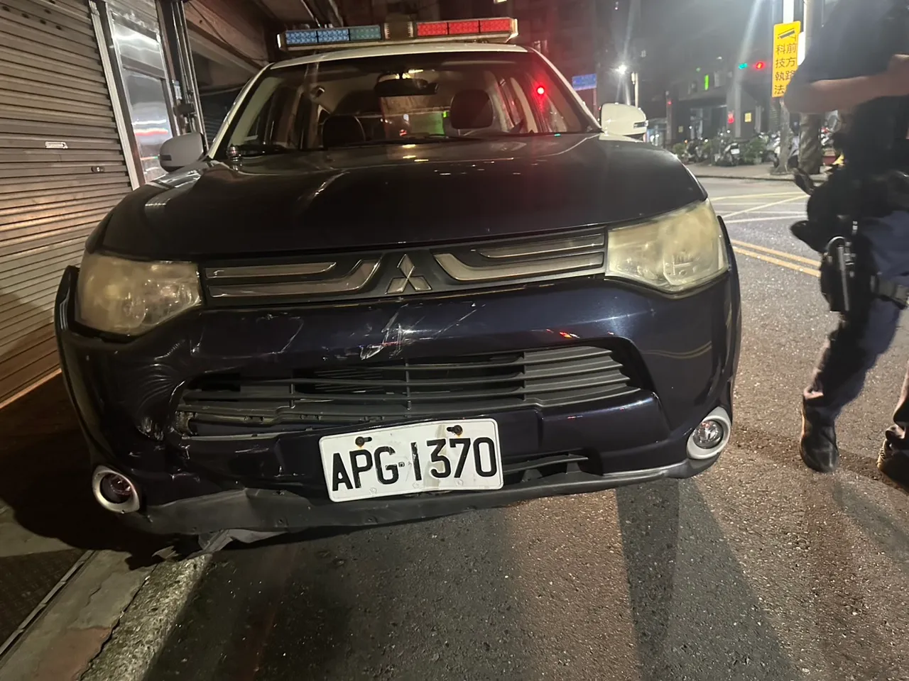 警车遭撞毁损。警方提供