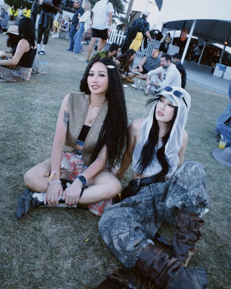 A-Lin（左）與琟娜一起赴美享受音樂節。谷優娛樂提供